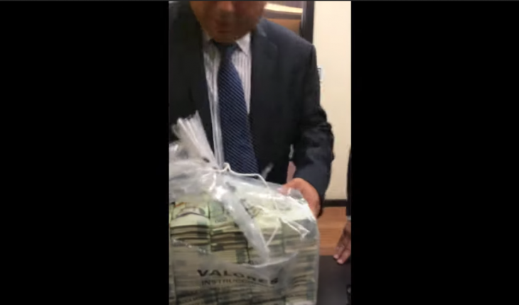 translated from Spanish: Video of alleged pemex official bribes for lawmakers broadcast