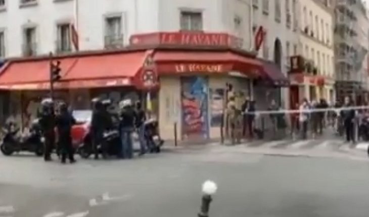 Al menos dos personas resultaron heridas tras ataque con arma blanca en la ex sede de Charlie Hebdo