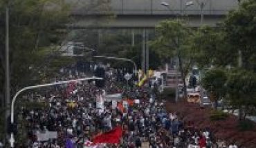 Colombianos se manifiestan en la calle en jornada empañada por disturbios