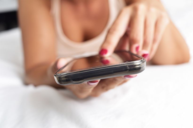 El 57,7% de las mujeres ha practicado el sexting