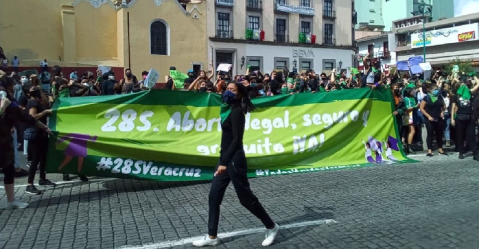 Entre fuerte operativo policiaco, feministas piden aborto legal en Veracruz