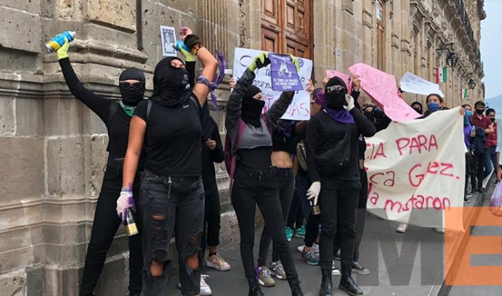 Feministas intentan quemar las puertas de Palacio de Gobierno por la muerte de Jessica