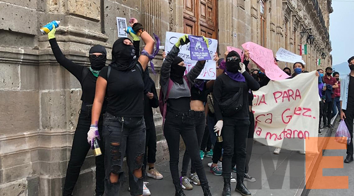 Feministas intentan quemar las puertas de Palacio de Gobierno por la muerte de Jessica