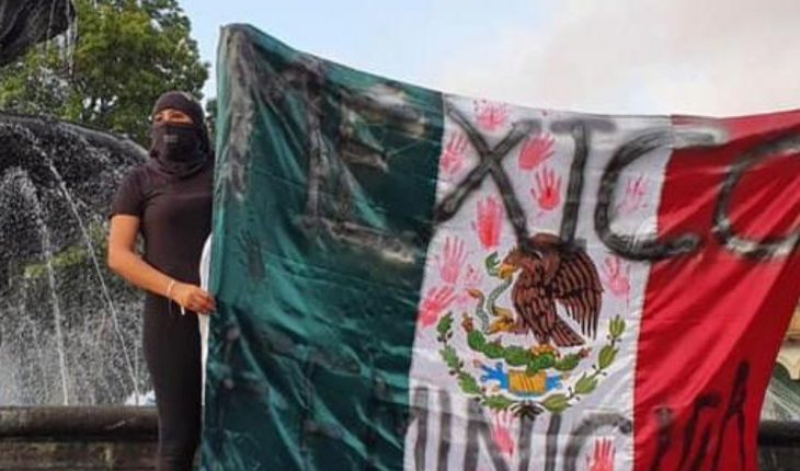 Feministas se manifiestan en la glorieta del Paseo Lázaro Cárdenas y tiñen de rojo la fuente de Uruapan