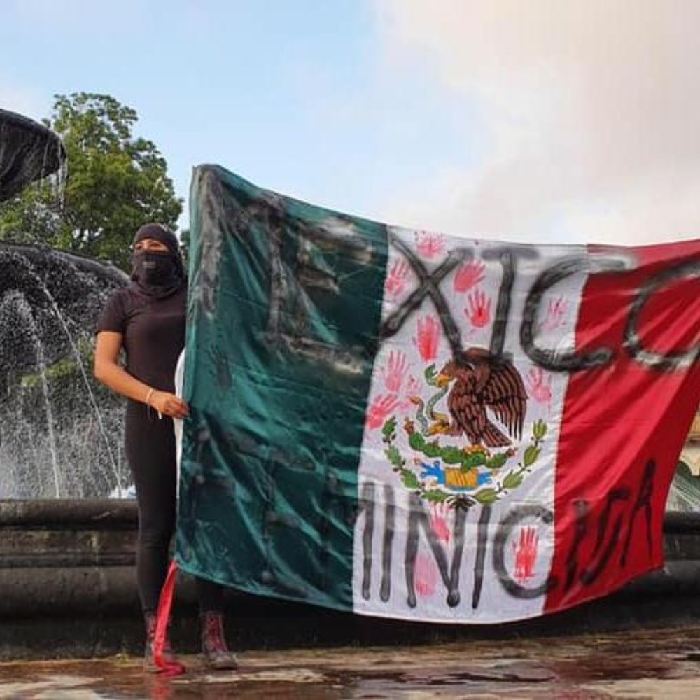 Feministas se manifiestan en la glorieta del Paseo Lázaro Cárdenas y tiñen de rojo la fuente de Uruapan