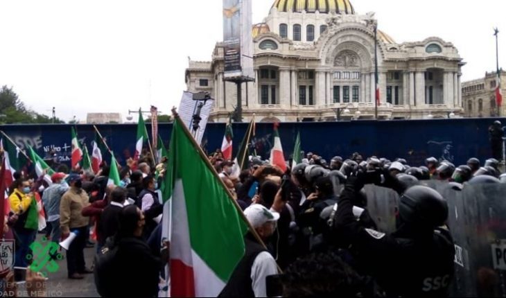 Marchan contra AMLO rumbo al Zócalo, policía de CDMX lo impide