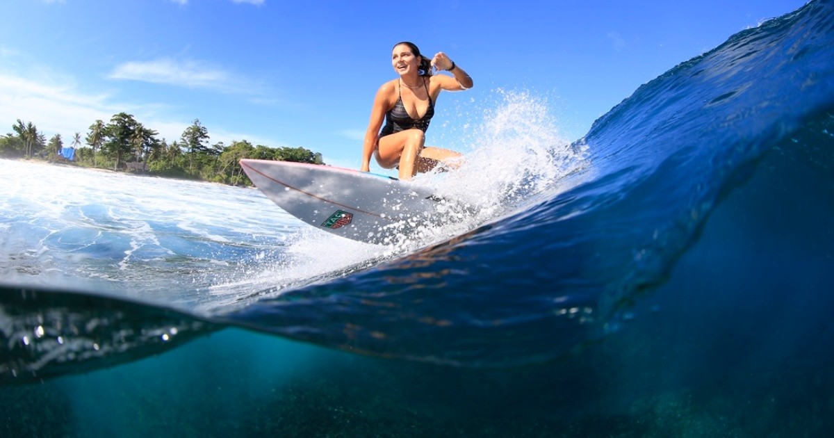 Maya Gabeira, la surfista que volvió a la playa donde casi muere ahogada y se convirtió en récord