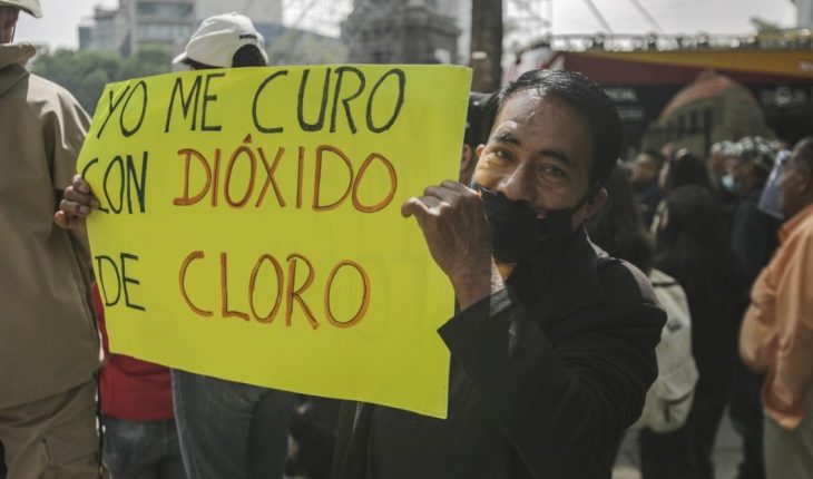 Médicos y ciudadanos se manifiestan en CDMX contra el cubrebocas y a favor del dióxido de cloro, falsa cura del COVID
