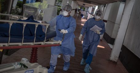 México y EU, con más personal médico contagiado de COVID en América