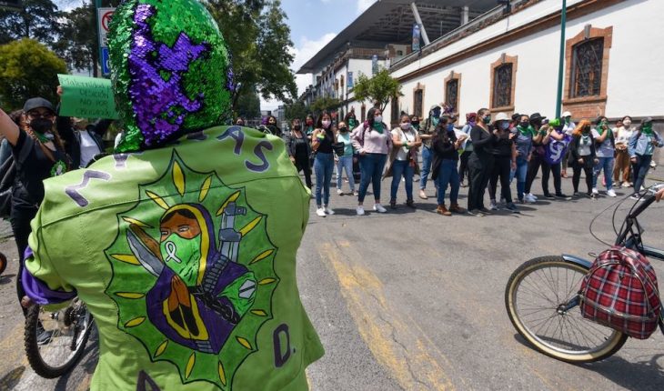 Mujeres participan en ‘pañuelazo’ por el aborto legal y seguro en México