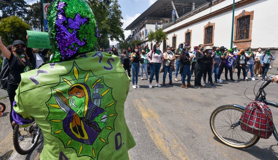 Mujeres participan en 'pañuelazo' por el aborto legal y seguro en México
