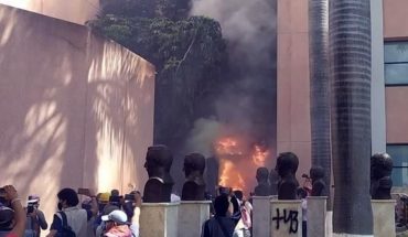 Normalistas enojados por desaparición de los 43 incendian Congreso de Guerrero