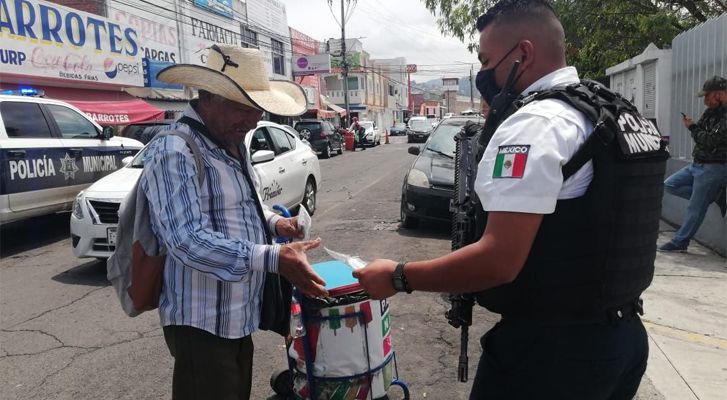 Policía Morelia entrega cubre bocas y verifica cumplimiento de medidas de higiene para prevenir el COVID-19