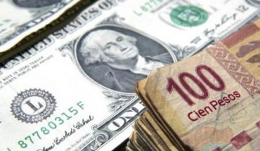 Precio del dólar oscila los 21.67 pesos en bancos de México