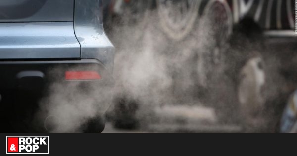 Prohiben venta de autos con combustible fósil a partir de 2035