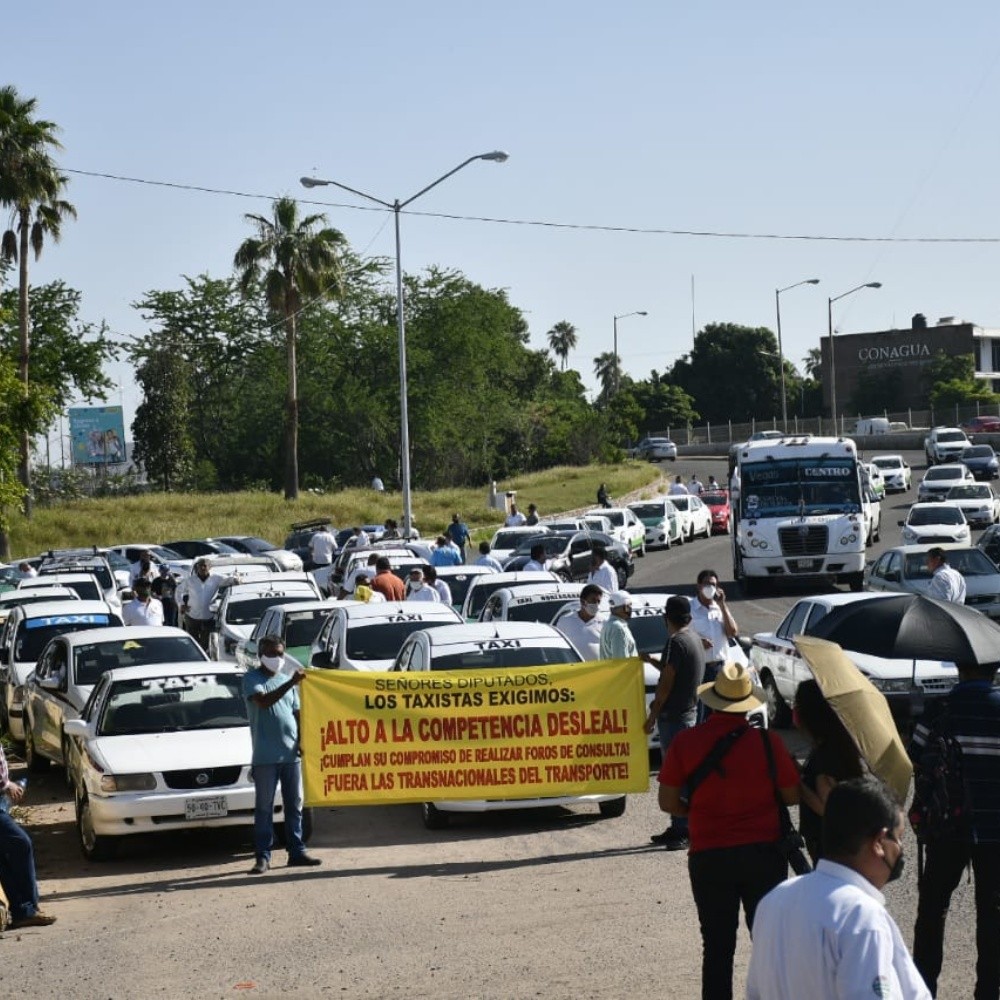 Taxistas protestan contra Uber en el Congreso del Sinaloa
