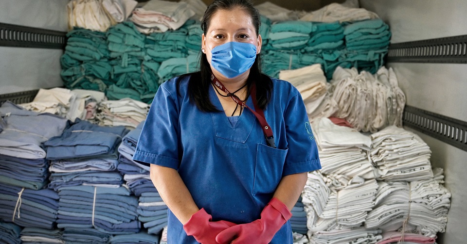 Trabajadores de limpieza en hospitales, 'héroes invisibles' ante la pandemia