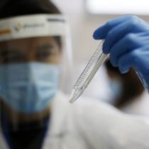 Vacuna de la Universidad de Oxford comenzará pruebas clínicas de la Fase 3 en Chile