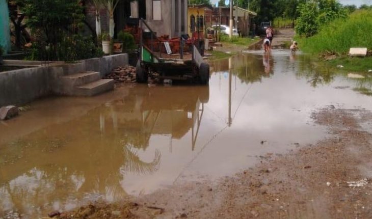 Vecinos de Prolongación Cristerna sufren inundaciones en Rosario