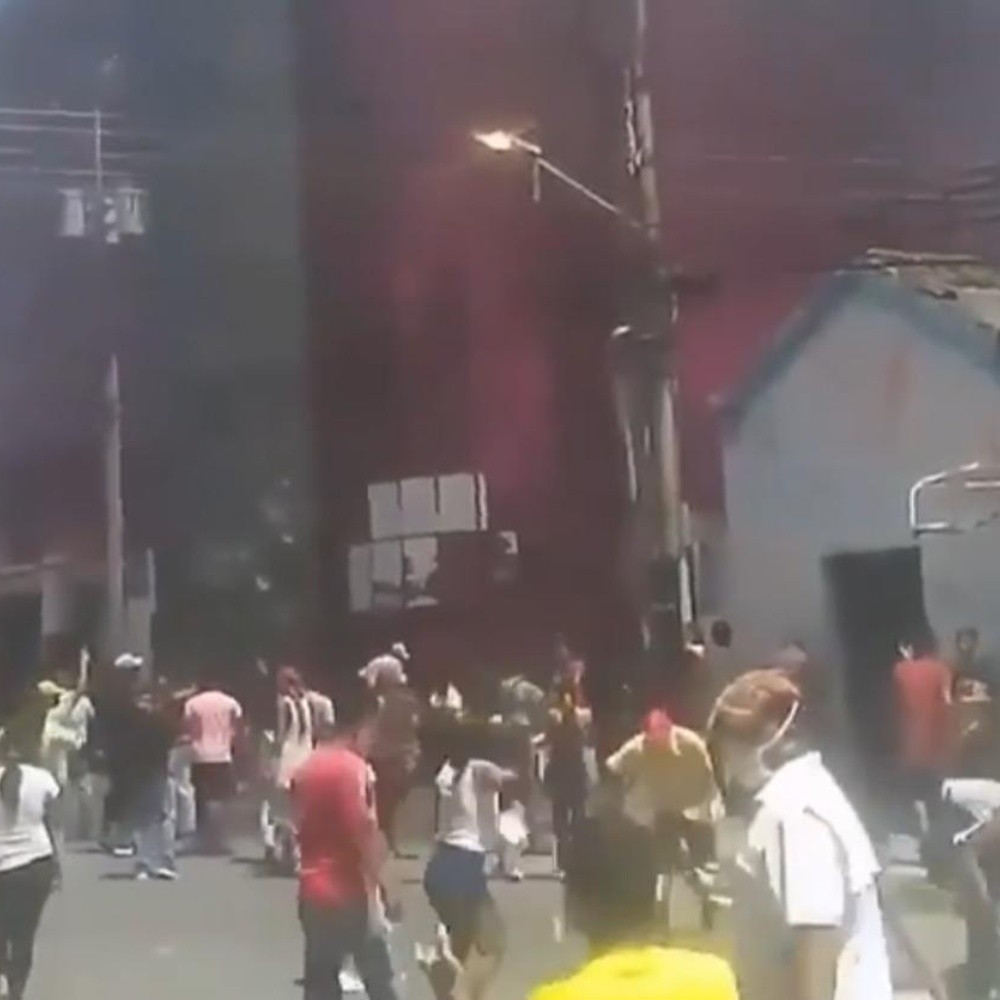 Venezolanos carecen de luz y agua, se manifiestan e incendian la alcaldía de Bruzual, en el estado Yaracuy