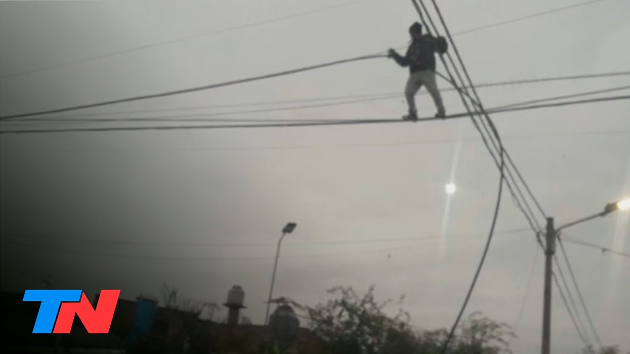INSÓLITO | Un ladrón equilibrista trepó 10 metros para robar 20 metros de cable y revender el metal