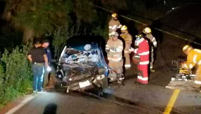 Chofer de auto perece prensado en accidente vial en la carretera libre Pátzcuaro-Uruapan