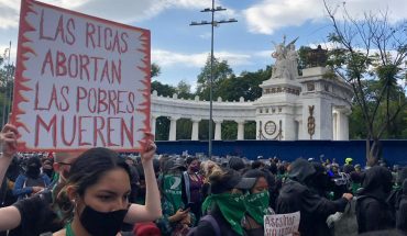 translated from Spanish: Disqualifications and repression, seal of the day for legal abortion in CDMX