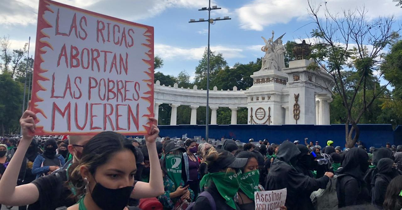 Disqualifications and repression, seal of the day for legal abortion in CDMX