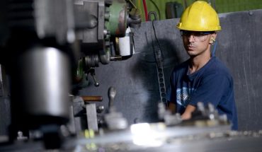 translated from Spanish: Industry: 30,195 jobs were lost in a year