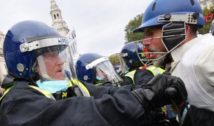 translated from Spanish: Loud riots between anti-death protesters and policemen in London