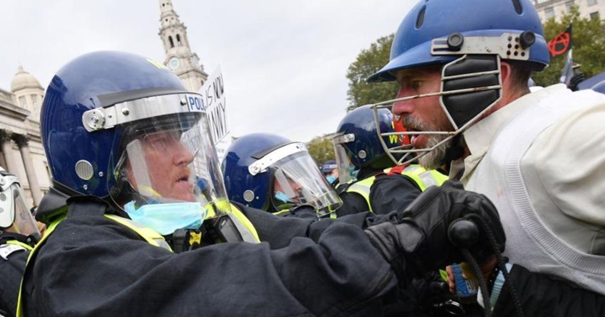 Loud riots between anti-death protesters and policemen in London