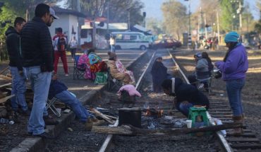 translated from Spanish: Masters of the CNTE take train tracks in Michoacán; call for job improvements
