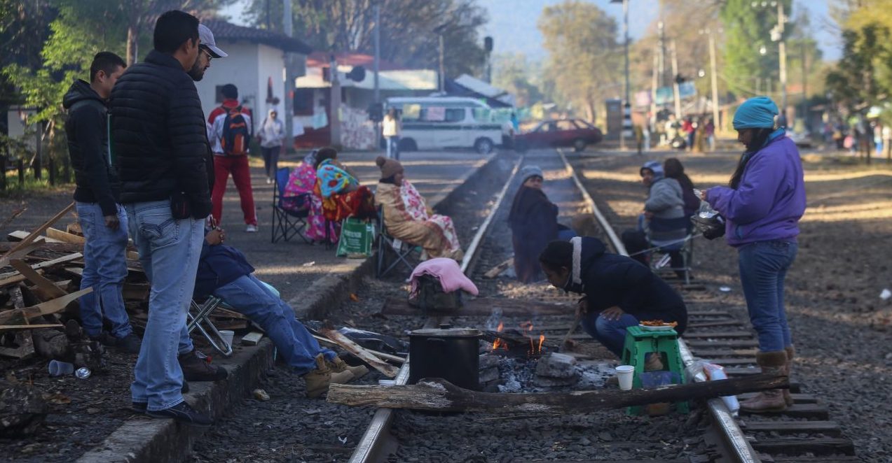 Masters of the CNTE take train tracks in Michoacán; call for job improvements