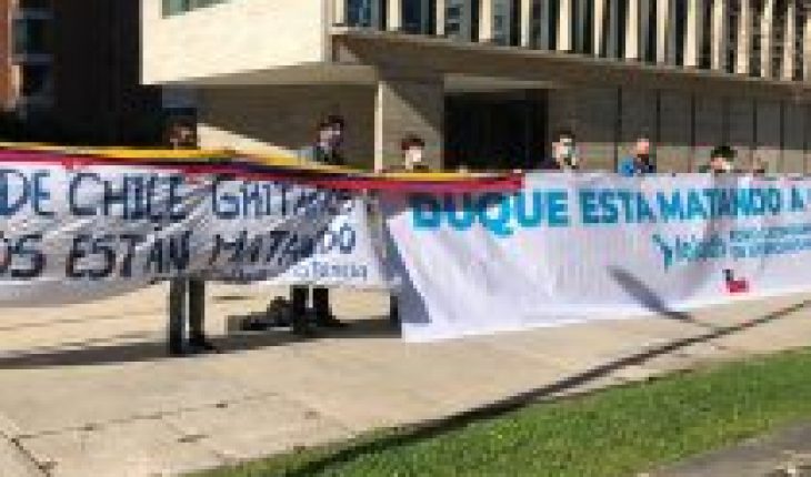 translated from Spanish: Migrant and DD organizations. HH protested outside Colombia embassy: Chile is set to rule on police abuse