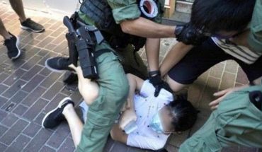 translated from Spanish: They arrested a girl who went out to buy school supplies during protest in Hong Kong