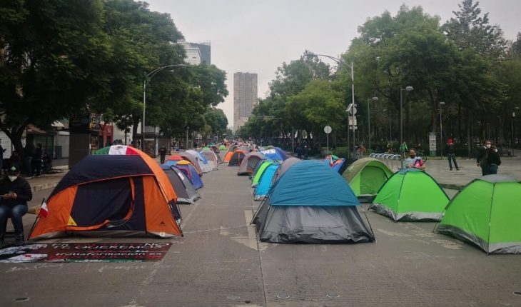 translated from Spanish: This is how Frena’s camp on Avenida Juarez dawned