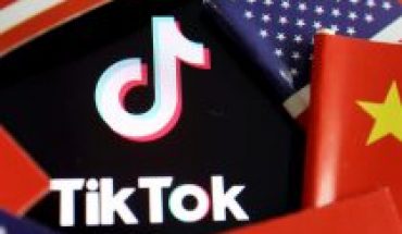 translated from Spanish: Trump to block TikTok and WeChat downloads in US from Sunday