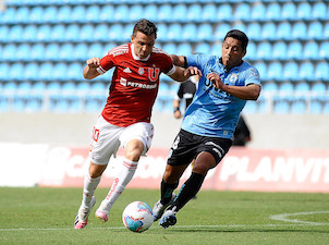 With goals from Larrivey and Guerra the U defeated Iquique 2-0