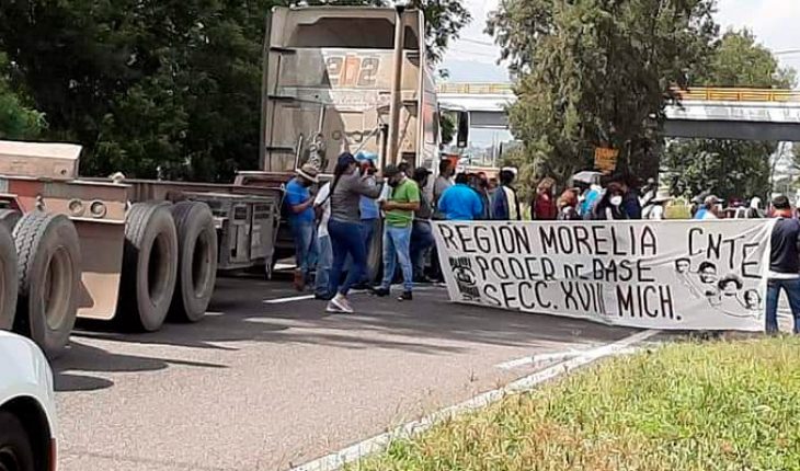 translated from Spanish: With road traffic demand Michoacán teachers payments to state