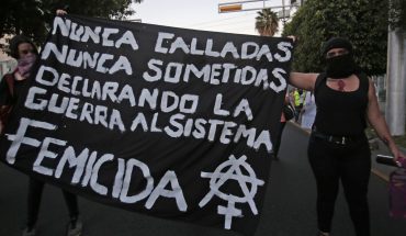 translated from Spanish: Women perform Antigrita in Guadalajara; demand justice for femicides