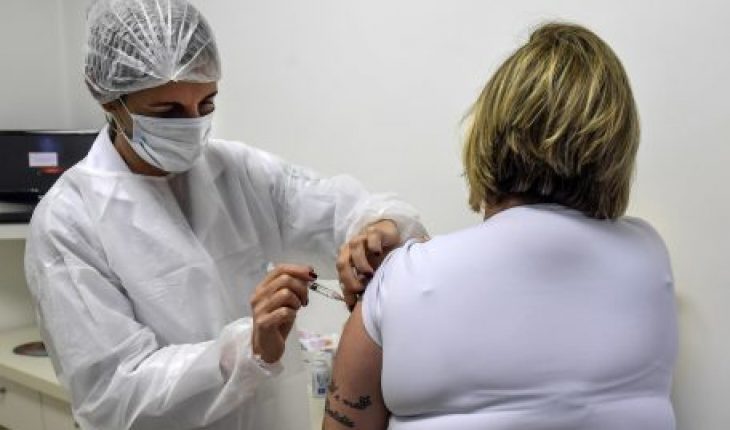 AstraZeneca reanuda los ensayos clínicos de su vacuna contra COVID-19