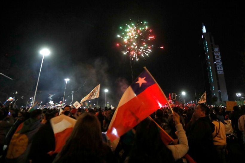 Chilenos por amplia mayoría aprobaron en histórico plebiscito tener una nueva Constitución mediante una convención constitucional