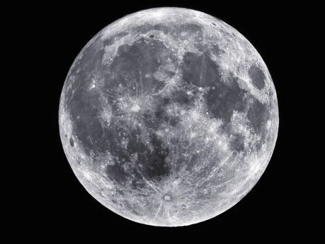 Científicos aseguran que la luna puede contener agua congelada en más lugares de los que se sospechaba