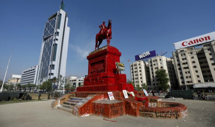 Ejército rechaza “vandalización” de monumento a Baquedano