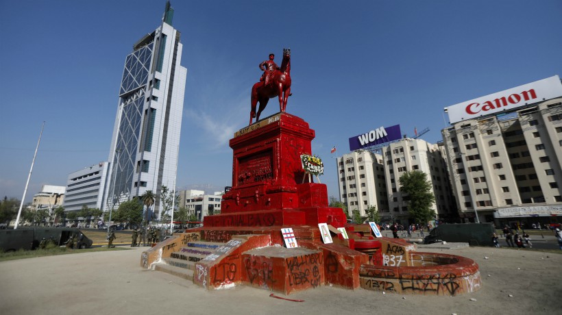 Ejército rechaza "vandalización" de monumento a Baquedano