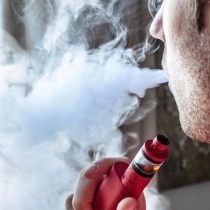 El cigarro eléctrico podría triplicar la posibilidad de que alguien que no fume cigarros comunes comience a hacerlo