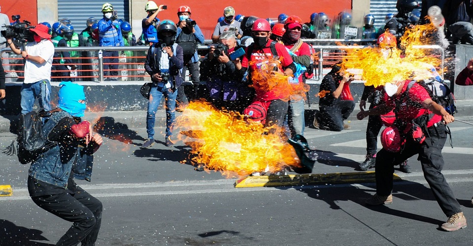 Enfrentamientos marcan el 52 aniversario de la matanza de Tlatelolco