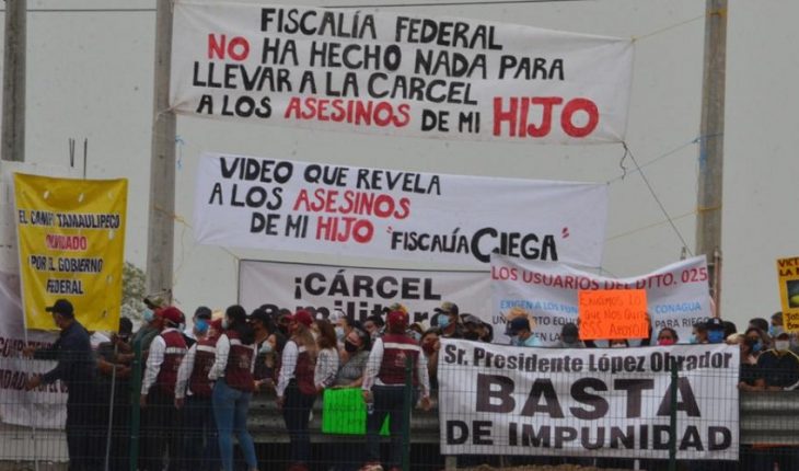 Familiares de víctimas protestan en Nuevo Laredo ante evento de AMLO