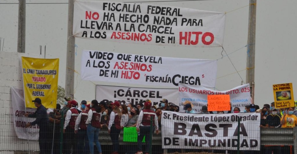 Familiares de víctimas protestan en Nuevo Laredo ante evento de AMLO