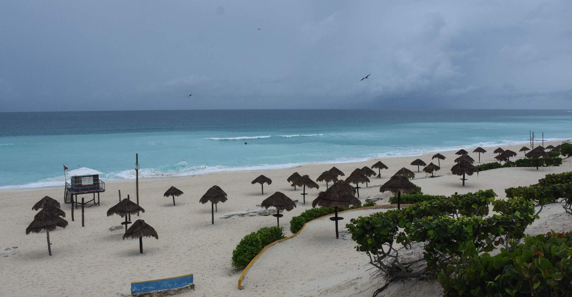 Huracán Delta se degrada a categoría 2 en Puerto Morelos; se dirige a Cancún